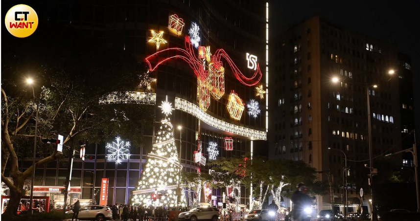 台新新光金今年前11月累計獲利，每股稅後盈餘EPS為1.79元。圖為金控聖誕點燈。（圖／侯世駿攝）