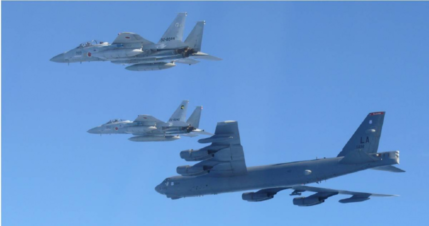 日本航空自衛隊的F-15戰鬥機，以及美國B-52轟炸機，在日本領空附近舉行聯合軍事演習。（圖／達志／美聯社）