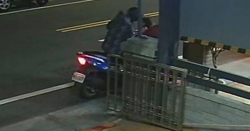 逆孫當街打失智阿嬤！安全帽狠砸頭全被拍　伸港夜晚驚魂引爆眾怒