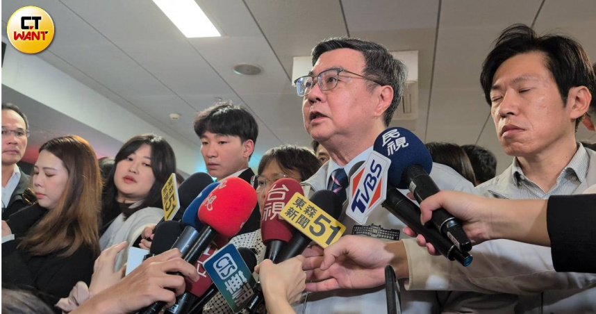 桌榮泰針對稍早丟擲煙霧彈一事發布談話。（圖／林冠吟攝）