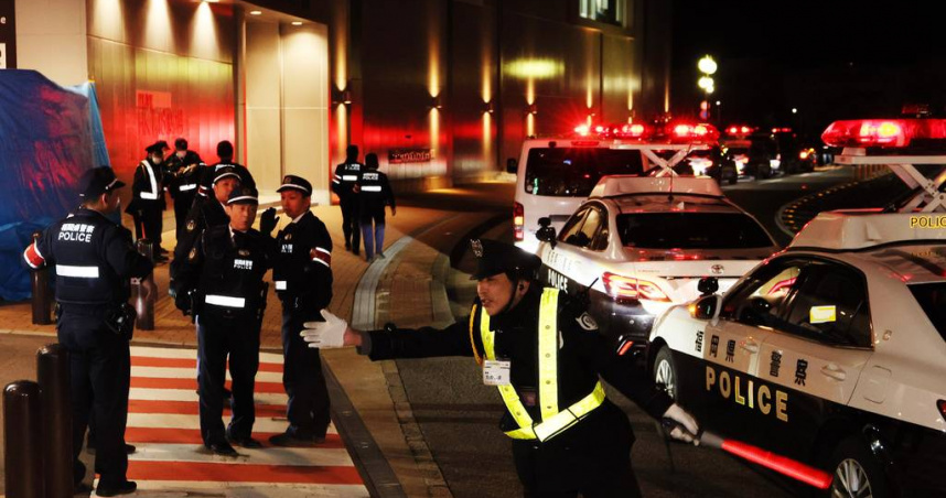 日本靜岡縣三島市一處工場26日下午發生持刀攻擊事件，警方與消防人員趕赴現場處理，至少15人受傷，所幸傷者皆意識清楚。（示意圖／達志／美聯社）