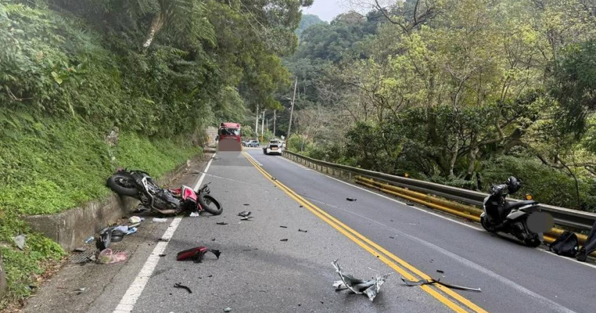 北宜公路29.6K處5日下午發生嚴重車禍事故，重機騎士疑跨越雙黃線遭轎車迎面撞上。（圖／翻攝自宜蘭災害通報臉書）