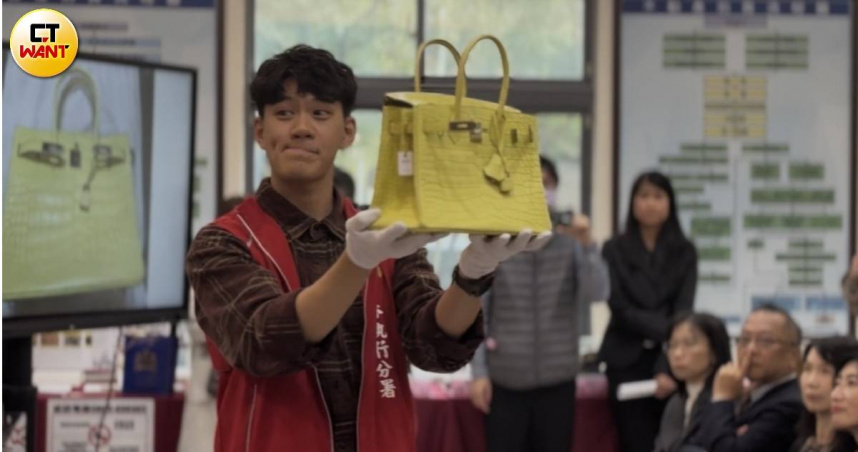 愛馬仕鱷魚皮柏金包在此次拍賣中備受矚目。（圖／翁靖祐攝）