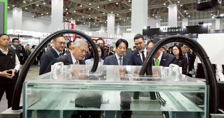 總統賴清德27日出席「TMTS 2026台灣國際工具機展」，於台中展場參觀各項機械設備展示，了解業界在智慧製造與技術升級上的發展成果。 （圖／賴清德臉書）