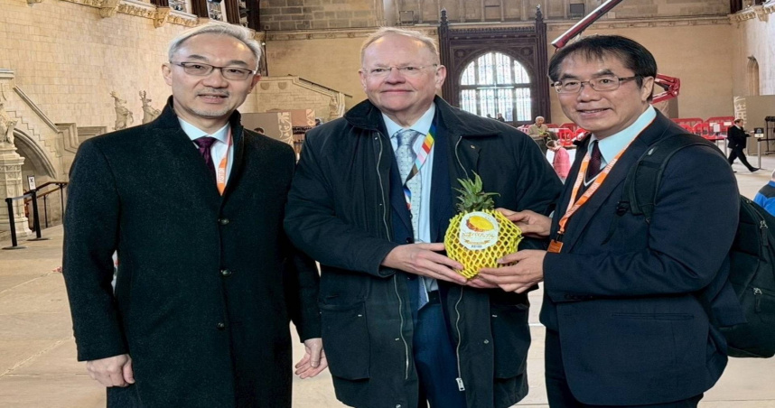 台南市長黃偉哲訪英期間，與駐英代表姚金祥及英國國會議員李納德勳爵（Lord Rennard）會面交流，深化台英合作關係。（圖／台南市政府提供）