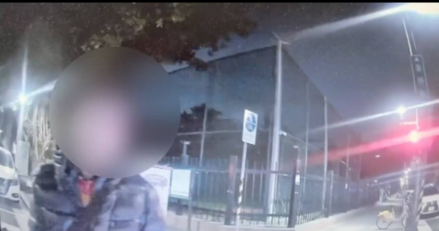 見路檢點急轉小巷！　警追上他狂抖…外套搜出喪屍菸彈