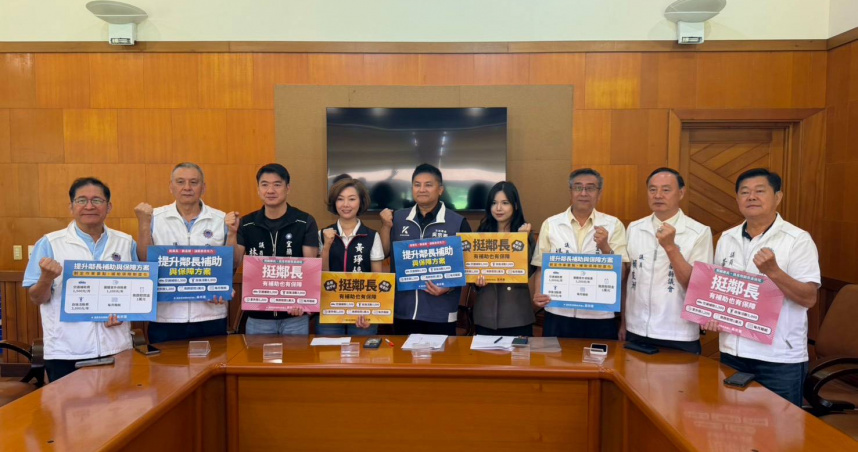 國民黨宜蘭縣長候選人吳宗憲今（20）日與宜蘭線議員林岳賢、黃琤婷、楊弘旻、黃建勇、賴良洲、沈志弘、游吉祥，及競辦發言人鄭皓文，一同召開記者會提出「5大鄰長補助與保障方案」。（圖／吳宗憲辦公室提供）