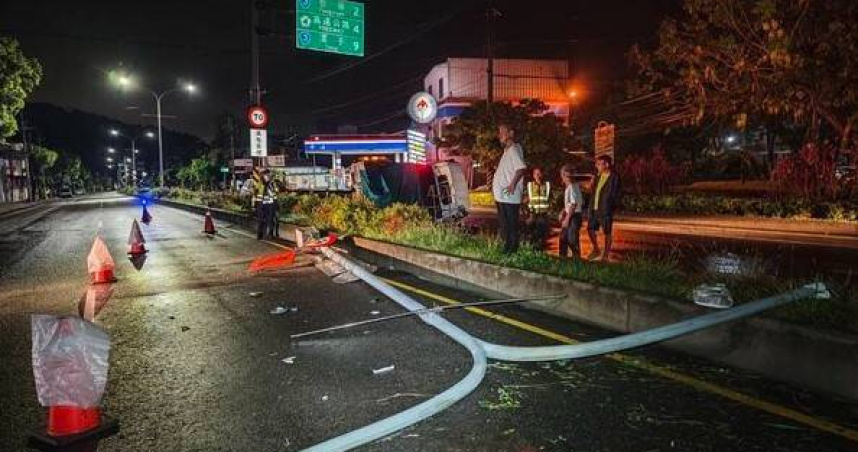 台中暴雨小貨車失控猛撞分隔島翻覆路中央　路燈當場遭撞斷