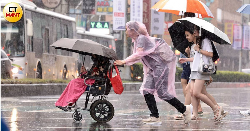 強颱巴威來襲，民眾須慎防強風豪雨。（圖／黃耀徵攝）