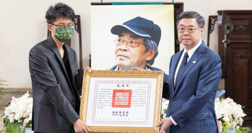 行政院長卓榮泰（右）代表頒贈總統褒揚令，林榮基長子林靈均（左）代表受贈。（圖／取自文化部網站）
