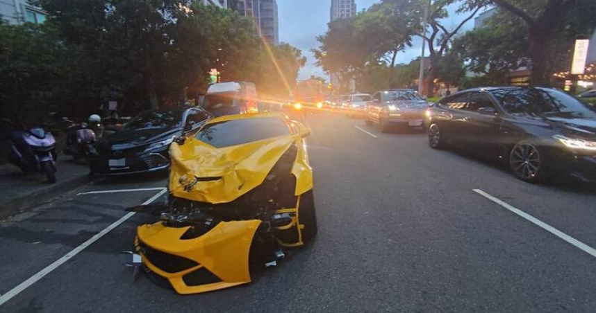 台中北屯1700萬法拉利失控連撞5車　車頭炸裂火花四射
