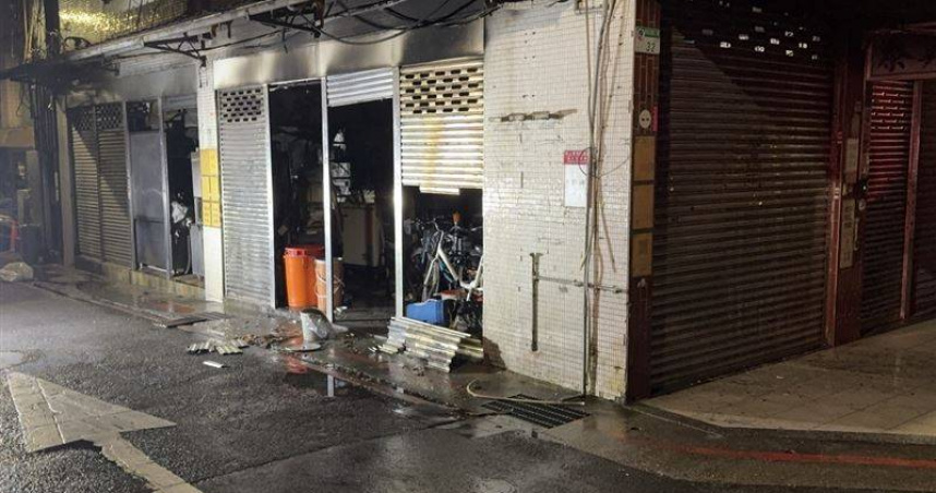 台北市中山區新生北路二段62巷32號住宅大樓1樓小吃店「廟口小吃」30日凌晨疑因電線走火起火。（圖／翻攝畫面）