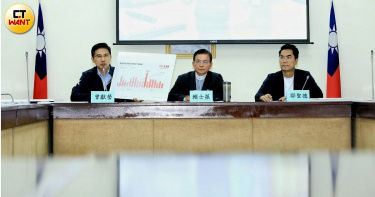 立委賴士葆、北市議員曾獻瑩及賴士葆國會辦公室總顧問邸聖德共同召開記者會，力挺雙北市政府AI打詐。（圖／周志龍攝）