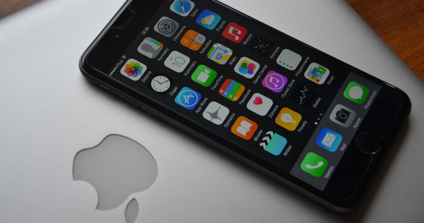 不少iPhone使用者習慣將App全部往上滑關閉，但Apple指出，這麼做不會讓手機更加省電。（示意圖／Pixabay）