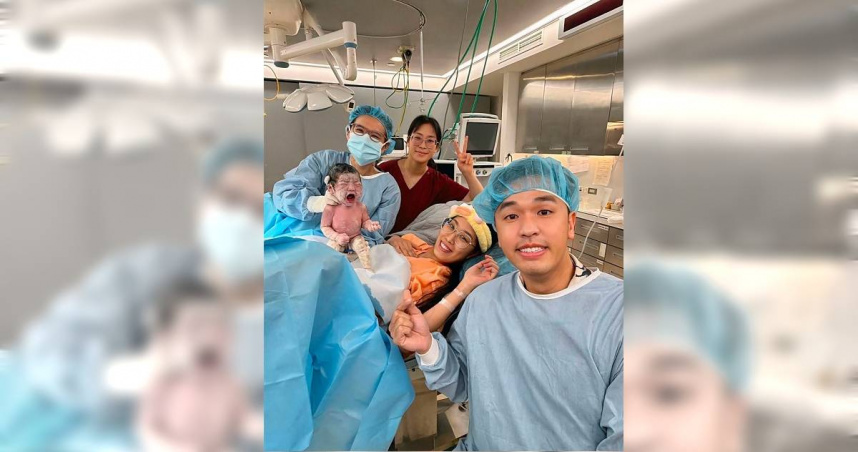 香蕉太太「吃麵不到兩口」就已經開了 4 指半並破羊水，隨即被推進產房，隨後短短 20 分鐘便快速完成生產。（圖／翻攝自香蕉王俊傑臉書）
