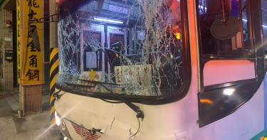 疑似疲勞駕駛釀禍 公車撞公車2人送醫