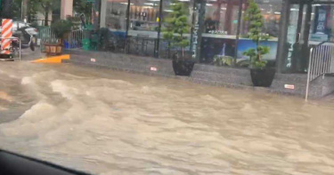 雨炸高雄「馬路變黃泥水路」!國道北上匝道封路 岡山淹出多條小河