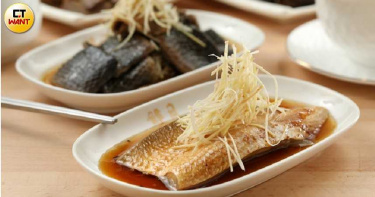 「紅燒虱目魚肚」肉質細緻甘美，搭配紅燒醬汁超下飯。(90元)