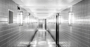 醫救病危者連跑4趟累癱 「誤講1句話」超不敬…經過長廊燈「 啪、啪」給教訓