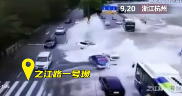 影/錢塘江7公尺「鬼王潮」發威!路面一秒變泳池 整排車慘被沖走
