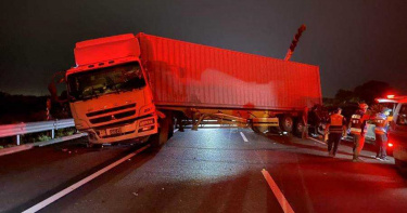 國一麻豆段深夜追撞車禍 大車「折甘蔗」夾住小車…7人受傷送醫