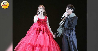 楊丞琳演唱會首場就受傷 李榮浩生氣隔海怒「她早忘了自己」