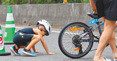850名小鐵人跌倒再爬起 觀眾直呼「好可愛」