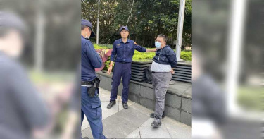 不滿中天遭關台 男暴怒扯NCC旗幟潑漆洩憤