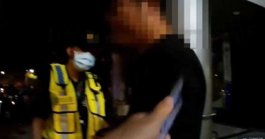 醉男酒吧搭訕2露背妹被打槍 「見笑轉生氣」持辣椒水顏射