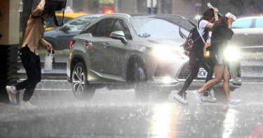 中央氣象局發布大雨特報，午後對流雲系發展旺盛，易有短延時強降雨。（圖／報系資料照）