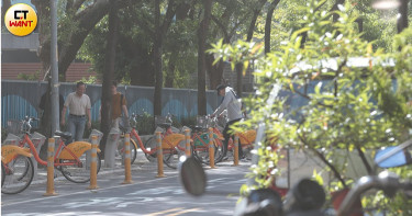 【獨家】學姊新男友體力好 狂踩騎UBike過橋上班