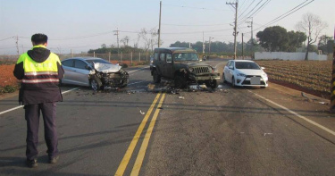 黃女酒後駕駛自小客車，行經大雅區清泉路段，與對向駕駛軍車的廖姓軍人發生碰撞。（圖/民眾提供）