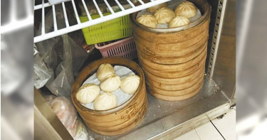 知名連鎖早餐店被民眾發現有蒼蠅在蒸好的小籠包上亂爬，店家被高市衛生局查出多項缺失，勒令停業1天，限期改善，否則將罰款。（圖／高市衛生局提供／報系資料照）