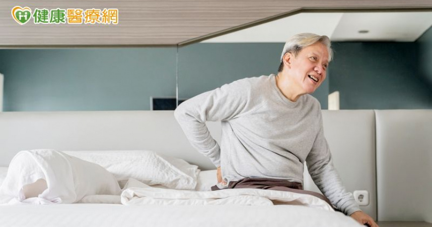 六旬翁腰痠痛，一檢驚見「12公分腎囊腫」　1手術解決大患