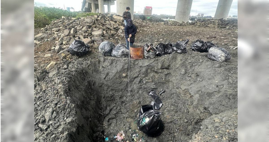 稽查員現場查獲有非法掩埋廢棄物之情形。（圖／新北市環保局）