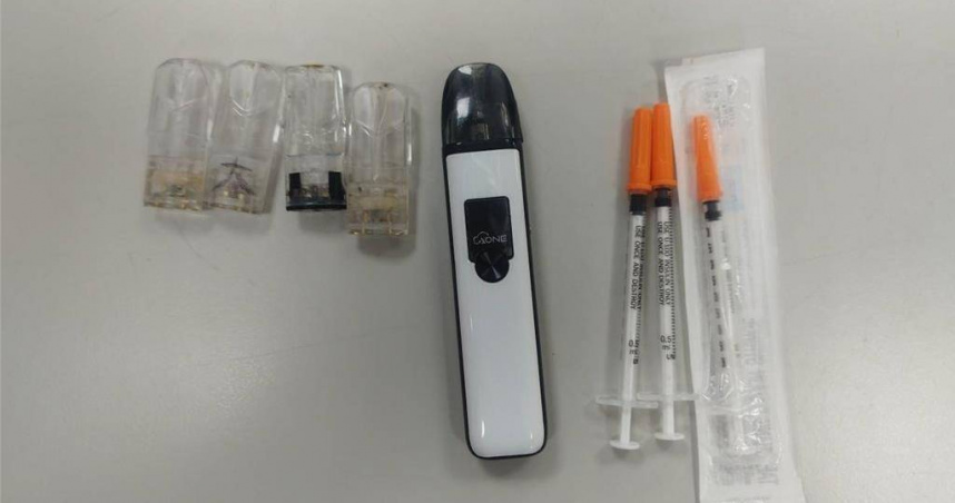 警方起獲陳男持有依托咪酯煙彈及針筒。（圖／警方提供）