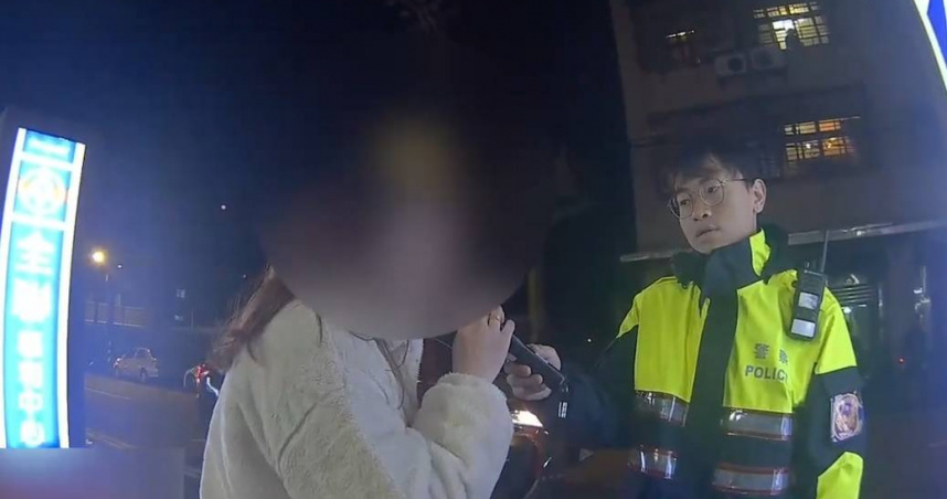 李姓女子開車載小孩還酒駕，9日晚間在鶯歌連撞7車，並被依公共危險罪移送。（圖／翻攝畫面）