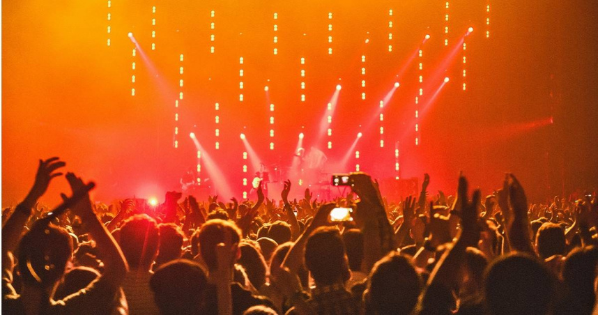 一名觀眾在VTuber女子團體「Hololive」的演唱會上昏倒，在現場的台灣籍緊急醫療技術員英勇助人，獲得日本網友盛讚。（示意圖／Pexels）