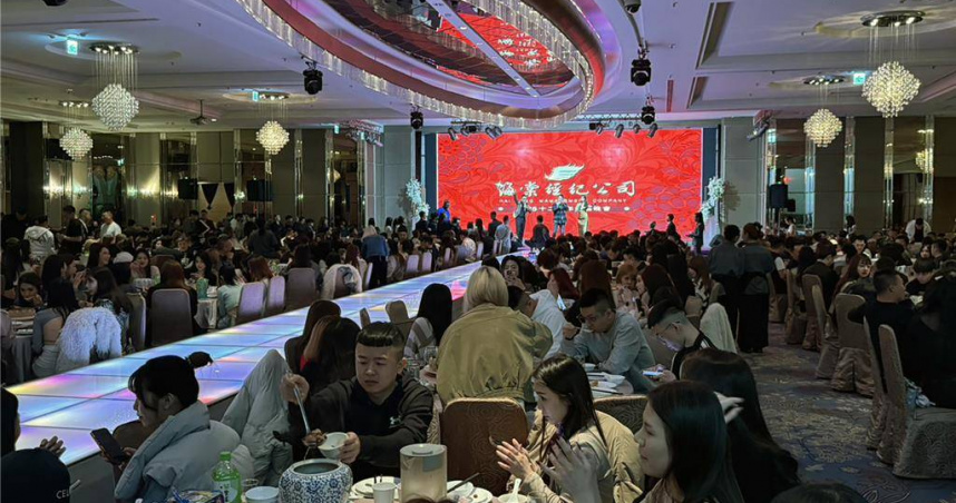 台南市酒店經紀業者16日晚間在安平區某餐廳舉辦春酒晚宴，現場席開75桌，氣氛熱烈。（圖／讀者提供）