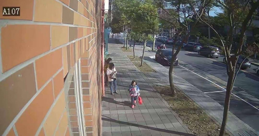 賴姓女童放學後往住家方向走去，至今未返家警方積極尋找中。（圖／翻攝畫面）