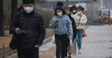 不像流感病毒天暖就消失 日專家:新冠疫情恐「長期化」