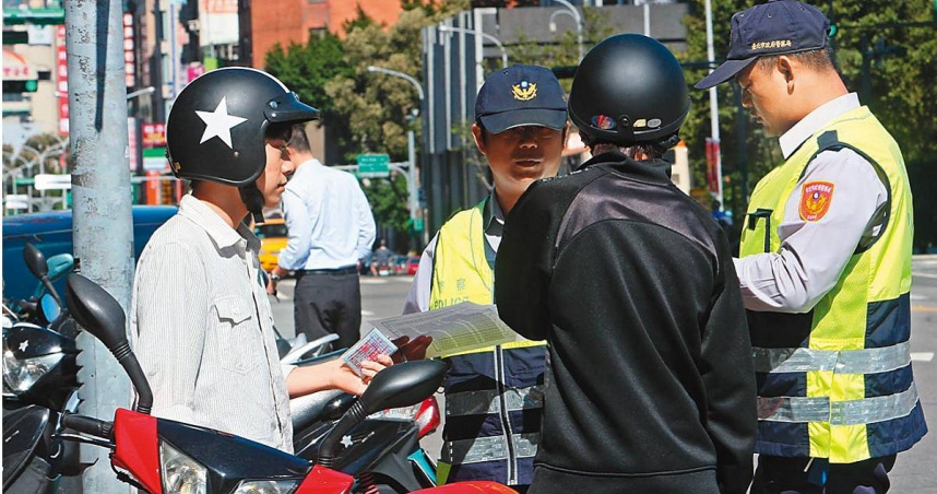 警察臨檢時難免遇到生活困苦的民眾，可當對方苦苦哀求時，只要產生同情之心將其罰則減輕，就可能會被冠上「圖利」之罪嫌。（示意圖／報系資料照）