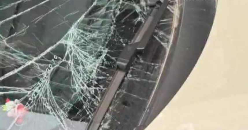 江西一名女子的車子，被從2樓跳下的孩子砸中損壞。（圖／翻攝自微博）