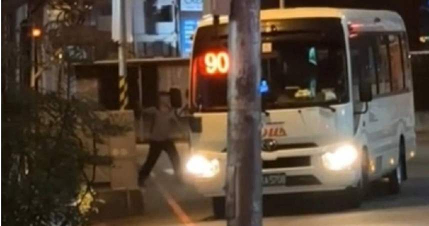 一名男街友朝客運巴士丟東西。（圖／翻攝畫面）