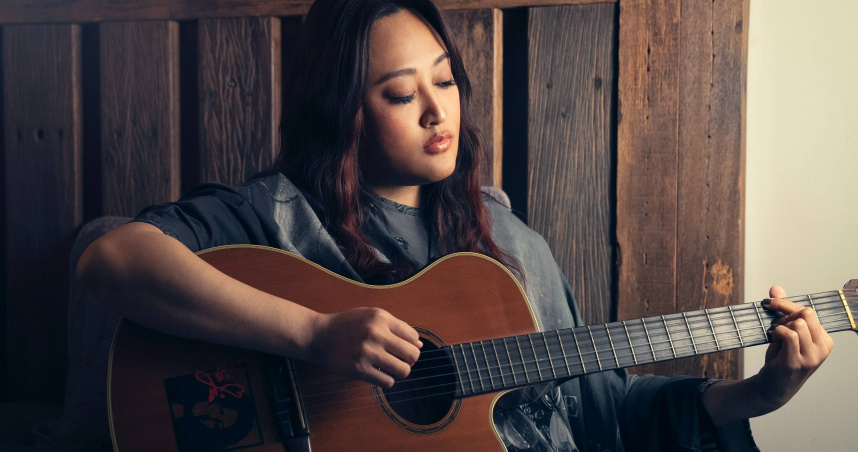 方大同生前曾稱讚家家彈奏的吉他。（圖／相信音樂提供）