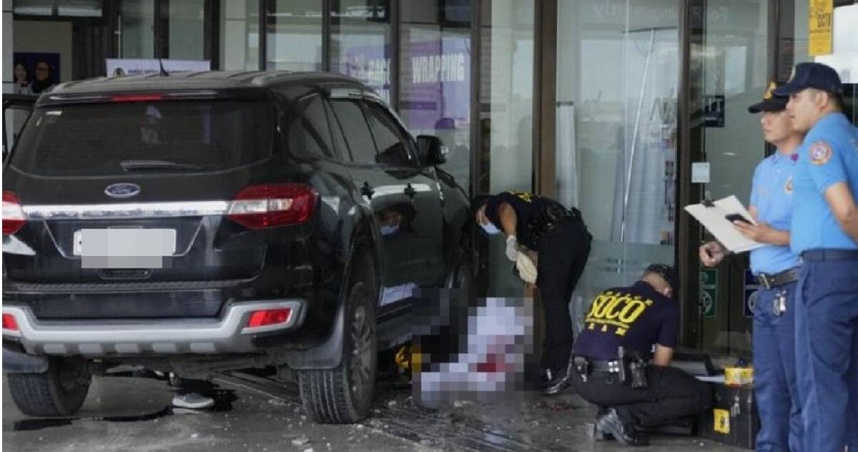 菲律賓馬尼拉尼諾亞基諾國際機場（NAIA）今（4）日驚傳嚴重事故，一輛休旅車撞進第一航廈，造成2人死亡。（圖／翻攝自X）