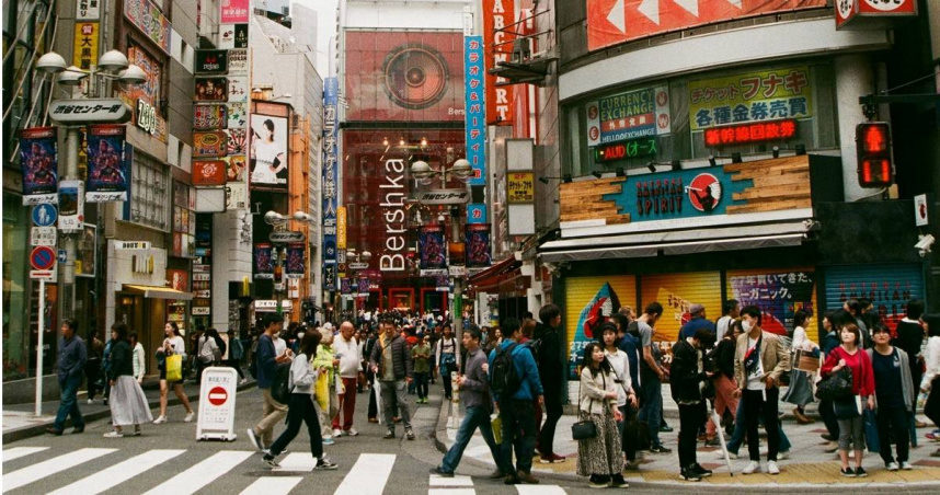 原PO表示,他跟老婆要去東京自助玩3天,而女同事帶67歲媽媽同行。(示意圖/Pexels)