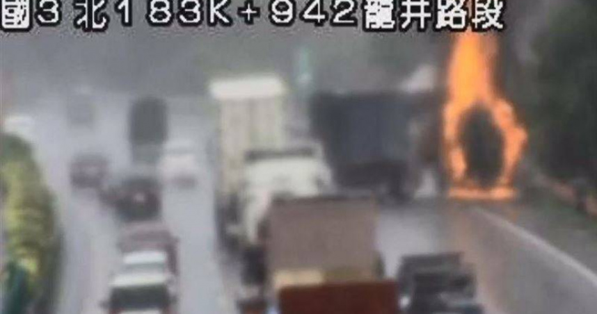 聯結車國道自撞起火車頭折斷燒成火球。（ 圖／翻攝畫面）