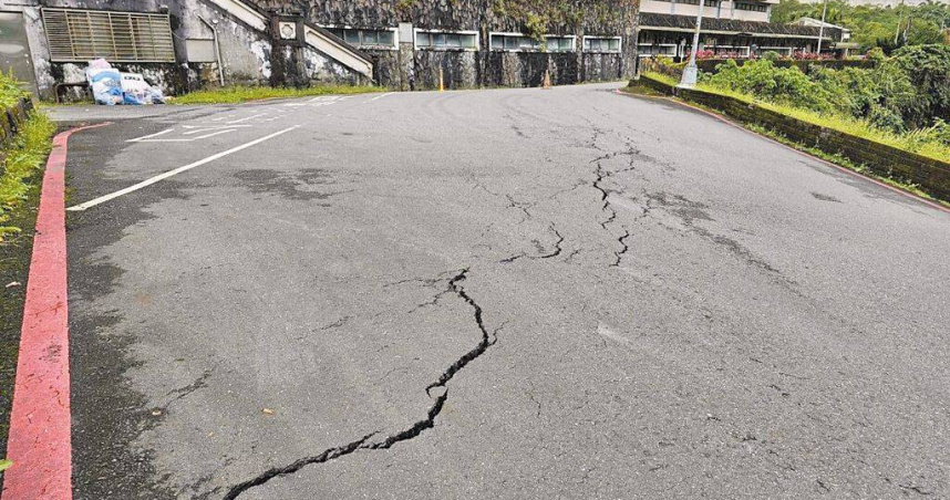 新北市12日再傳路面坍塌，上午6時許汐止區伯爵街也傳出地面塌陷，新北市養工處初步判斷原因為社區內加壓水管破裂造成路基掏空，後續由養工處及區公所與社區執行復健工程。（圖／民眾提供／中國時報柯毓庭新北傳真）