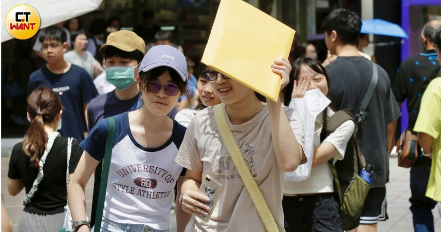 天氣越來越熱，許多民眾期待能夠放「高溫假」。（示意圖／黃耀徵攝）
